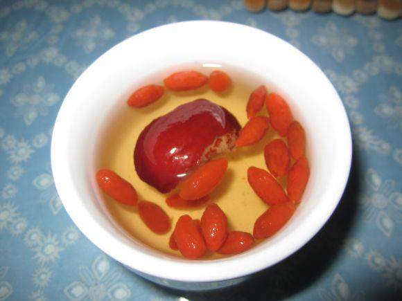 枸杞直接吃好還是泡水喝好？中醫(yī)專家終于給出答案了