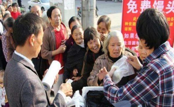 杭州女子愛(ài)心饅頭不再送，只因人們實(shí)在太貪婪！