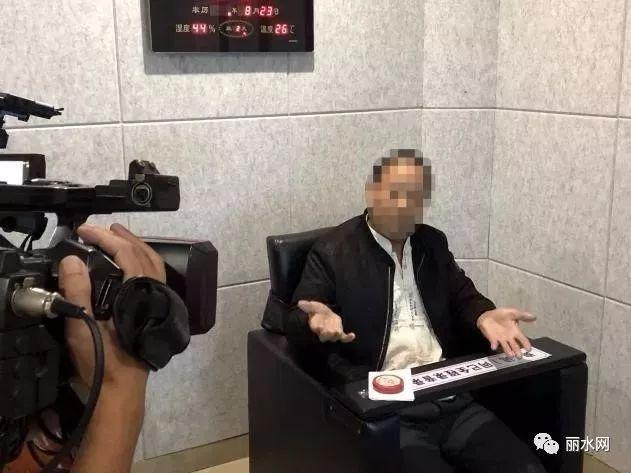 此案犯罪嫌疑人潘某勇，正在回答審訊警官和現(xiàn)場記者的提問。