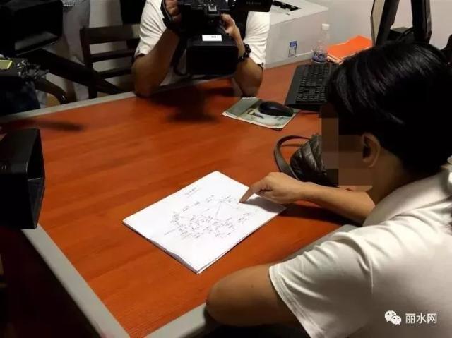 此案犯罪嫌疑人石某琴，用警方繪制的關系網(wǎng)，進一步向記者說明此案經(jīng)過。