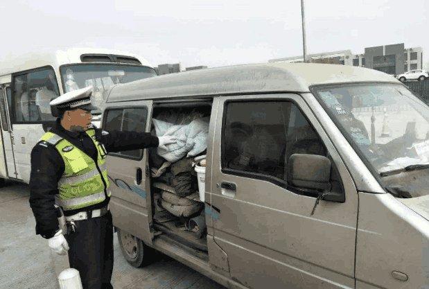 私家車后備廂裝兩箱水果就要被罰款？交警：沒罰錯(cuò)交規(guī)就是這么定的