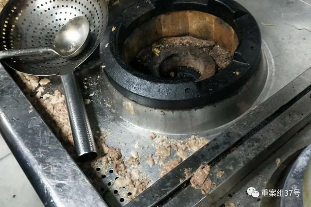 6月30日，胖哥倆肉蟹煲合生匯店，灶臺上的污漬長時間無人清理，勺子也會堆積在灶臺上