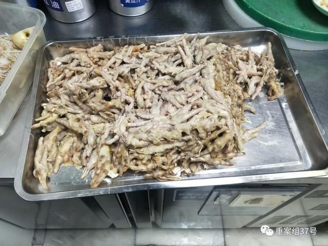 胖哥倆肉蟹煲合生匯店，當天剩下的熟雞爪，留到第二天經過熱水清洗后，繼續(xù)給顧客食用