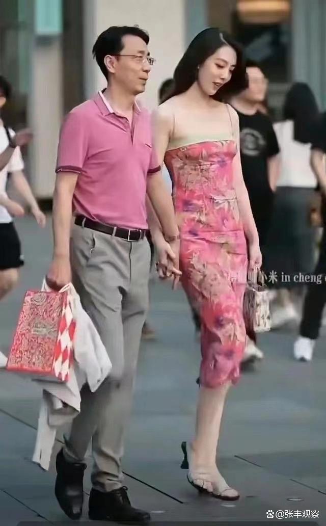 國企領(lǐng)導與女同事牽手逛街 被免職 拍攝時并未拒絕